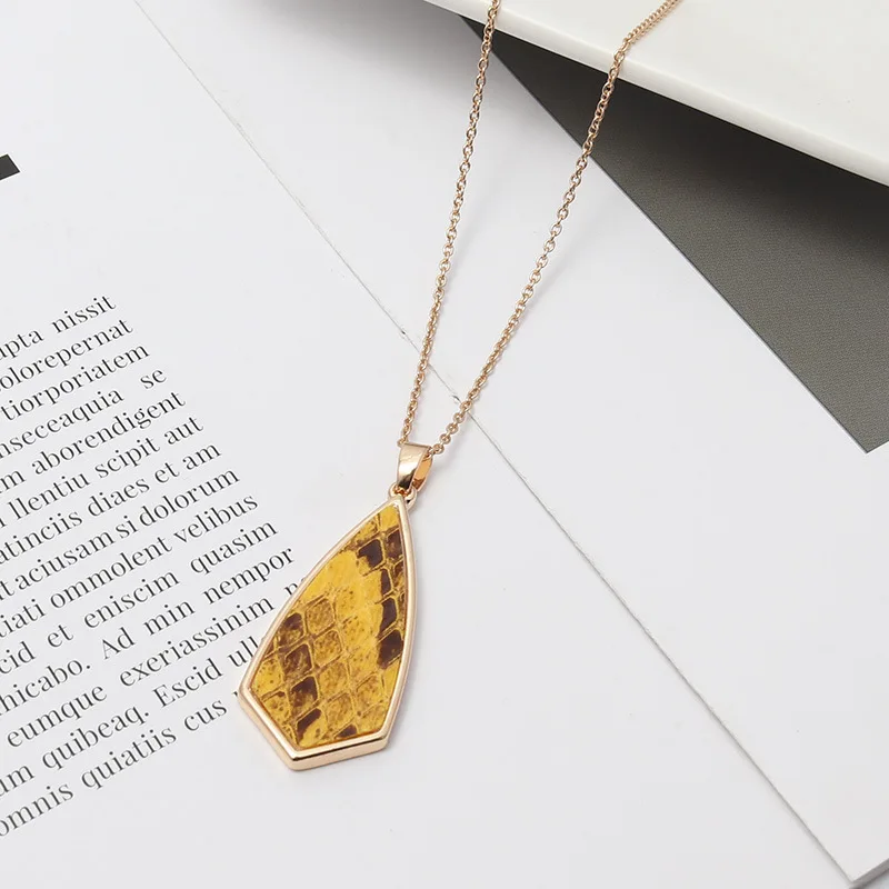 Kalung Liontin Geometris Melen - Body Jewelry Brands ulasan dan harga